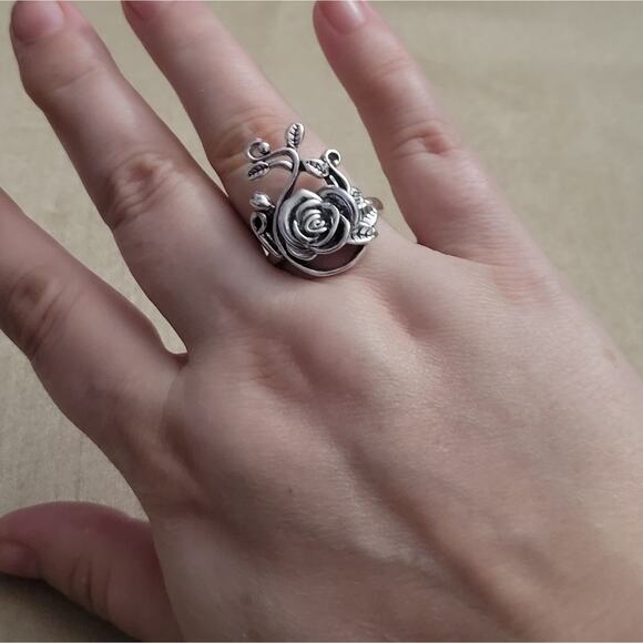 Size 6 beautiful rose vine floral silver tone ring - Picture 3 of 3